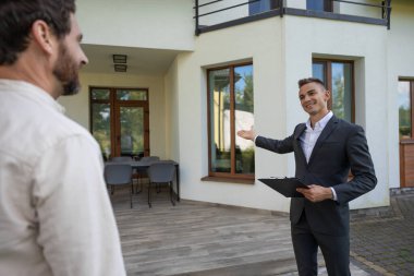 Emlakçı ev ev ev geziyor.