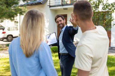 Yeni evim. Emlakçı anahtarı yeni bir evden müşterilere veriyor.