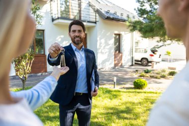 İçeri giriyoruz. Tatlı genç bir çift emlakçıdan anahtar alıyor ve heyecanlı görünüyorlar.