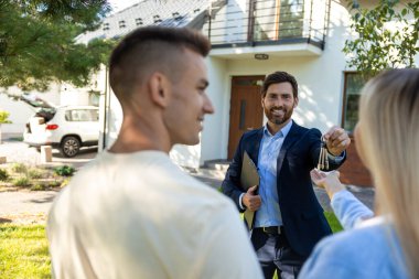 İçeri giriyoruz. Tatlı genç bir çift emlakçıdan anahtar alıyor ve heyecanlı görünüyorlar.