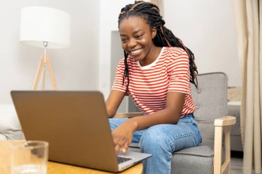 İnternette çalışıyorum. Genç Afrikalı Amerikalı kadın internetten çalışıyor ve olaya dahil olmak istiyor.