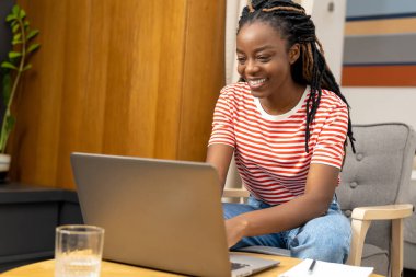 İnternette çalışıyorum. Genç Afrikalı Amerikalı kadın internetten çalışıyor ve olaya dahil olmak istiyor.