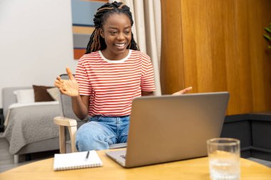 İnternette çalışıyorum. Genç Afrikalı Amerikalı kadın internetten çalışıyor ve olaya dahil olmak istiyor.