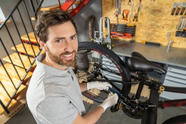 Bisiklet tamiri ya da ayarlama görevi için atölyede motor ayarlama zinciri