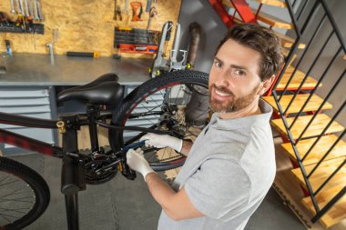 Bisiklet tamiri ya da ayarlama görevi için atölyede motor ayarlama zinciri