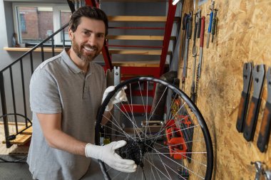 Meşgul atölyelerde özel aletler kullanarak kendini motorsiklete adamış tamirci.