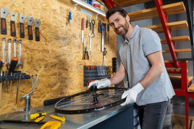 Meşgul atölyelerde özel aletler kullanarak kendini motorsiklete adamış tamirci.