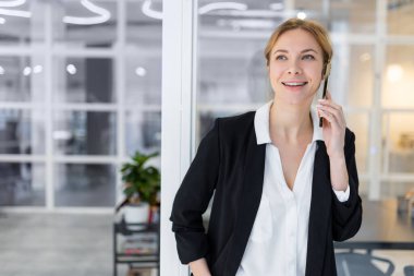 Telefon var. Kendine güvenen genç bir iş kadını arıyor ve ilgili ve memnun görünüyor.