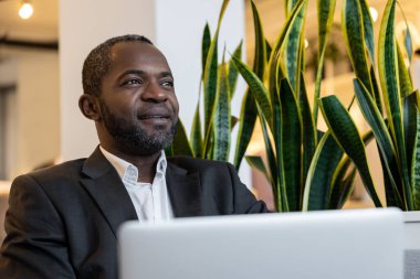 İş adamı. Ofiste çalışan Afrikalı Amerikalı iş adamı ve meşgul görünüyor.