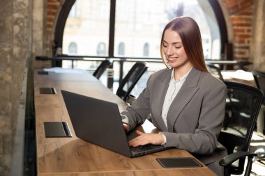 Ofiste. Ofiste çalışan sevimli bir iş kadını.