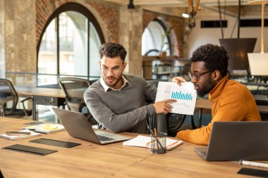Proje çalışması. Bir proje üzerinde çalışan ve ayrıntıları tartışan meslektaşlar