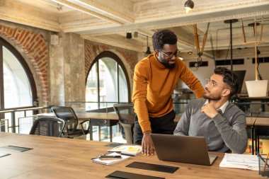 Ofiste yoğun bir gün. İş arkadaşları ofiste çalışıyor ve meşgul görünüyorlar.