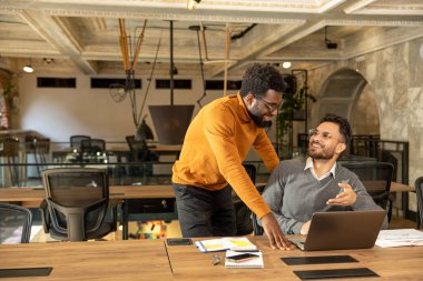 Ofiste yoğun bir gün. İş arkadaşları ofiste çalışıyor ve meşgul görünüyorlar.
