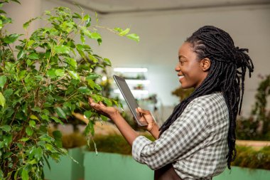 Resim yapıyorum. Çiçekçi asistanı bitki resimleri yapıyor ve gülümsüyor