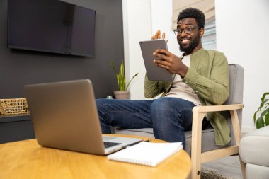 İş görüşmesi. Genç adam bir video görüşmesi yapıyor ve heyecanlı ve ilgili görünüyor.