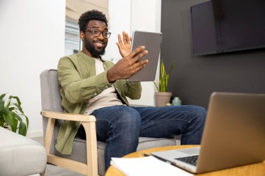 İş görüşmesi. Genç adam bir video görüşmesi yapıyor ve heyecanlı ve ilgili görünüyor.