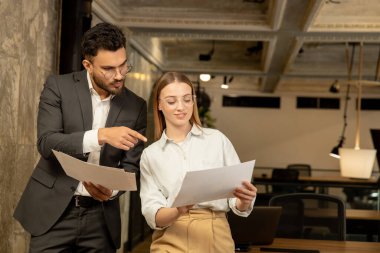 Birlikte çalışmak. Ofiste çalışan ve olaya dahil olmuş iki genç profesyonel.