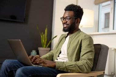 Görüntülü arama. Genç bir iş adamının görüntülü araması var.