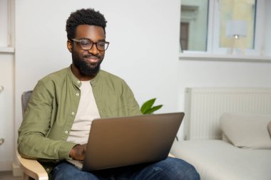 Görüntülü arama. Genç bir iş adamının görüntülü araması var.