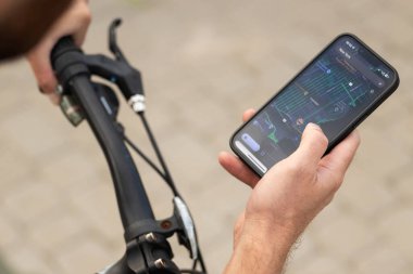 GPS 'i kullanarak. Hedefi GPS 'le arayan bir adama yaklaş