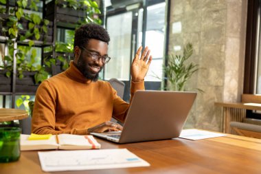 Çağdaş paylaşımlı ofis videolarına katılan serbest çalışan erkek.