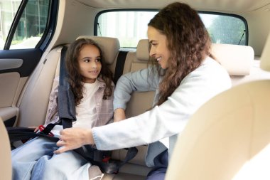 Birliktelik. Anne ve kızı arabada otururken birlikte vakit geçirip bir şeyler izliyorlar.