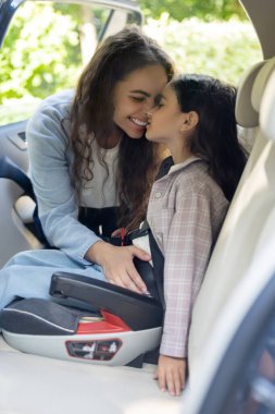 Sevgi. Anne ve kızı birlikte vakit geçiriyorlar ve mutlu ve huzurlu hissediyorlar.