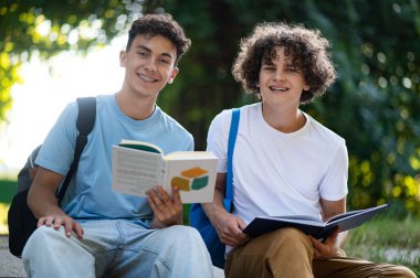 Birlikte öğreniyoruz. İki arkadaş okuldan sonra parkta birlikte vakit geçiriyorlar.