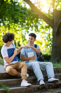 Birlikte öğreniyoruz. İki arkadaş okuldan sonra parkta birlikte vakit geçiriyorlar.