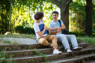 Birlikte öğreniyoruz. İki arkadaş okuldan sonra parkta birlikte vakit geçiriyorlar.