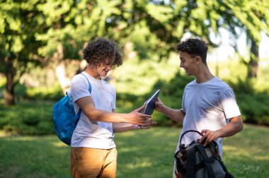 Okuyorum. İki genç birlikte kitap okuyor ve eğleniyorlardı.