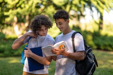 Okuyorum. İki genç birlikte kitap okuyor ve eğleniyorlardı.