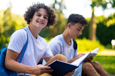 Ders alıyorum. Gençler kitap okurken ders öğreniyor ve araştırıyor.