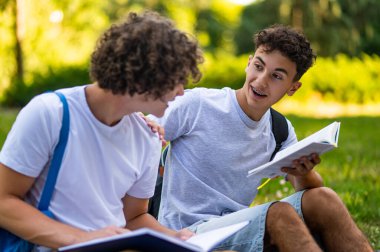 Ders alıyorum. Gençler kitap okurken ders öğreniyor ve araştırıyor.