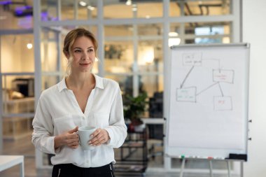 Kendine güven. Ofiste çalışan ve kendine güvenen genç bir iş kadını.