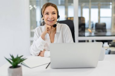 Bir çağrı üzerine. Kendine güveni tam genç bir iş kadını arıyor.