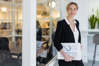 İş kadını. Ofisinde dizüstü bilgisayarı olan şık bir iş kadını.