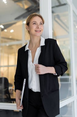 İş kadını. Ofisteki güzel bayan yönetici kendinden emin görünüyor.