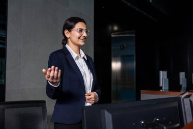 Resepsiyonist. Yakışıklı genç resepsiyonist arkadaş canlısı görünüyor ve gülümsüyor.