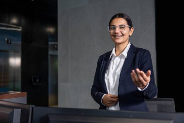 Resepsiyonist. Yakışıklı genç resepsiyonist arkadaş canlısı görünüyor ve gülümsüyor.