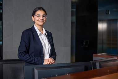 Resepsiyonist. Yakışıklı genç resepsiyonist arkadaş canlısı görünüyor ve gülümsüyor.