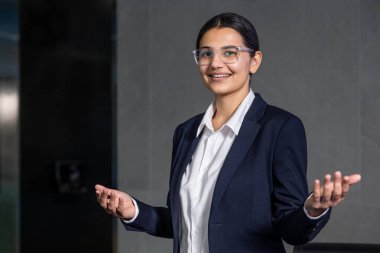 Resepsiyonist. Yakışıklı genç resepsiyonist arkadaş canlısı görünüyor ve gülümsüyor.