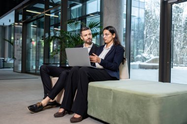 Meslektaşlar. İki meslektaşım ofiste oturmuş proje detaylarını tartışıyorlar.