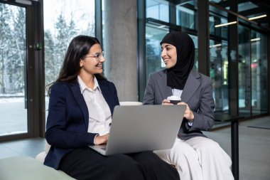 Proje tartışıyoruz. İki meslektaş proje detaylarını tartışıyor ve ilgili ve ilgili görünüyor