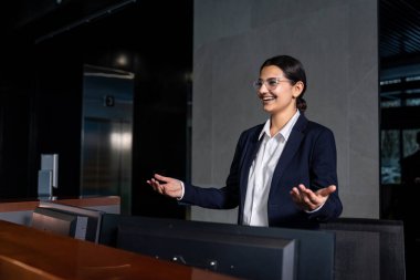 Resepsiyonist. Yakışıklı genç resepsiyonist arkadaş canlısı görünüyor ve gülümsüyor.