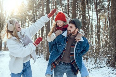 Kış ormanı Genç bir aile, kış ormanlarında birlikte vakit geçirir.