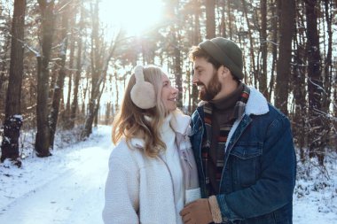 Aşık oldum. Genç çift kış ormanlarında birlikte vakit geçirir ve romantik görünürler.