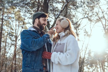Aşık oldum. Genç çift kış ormanlarında birlikte vakit geçirir ve romantik görünürler.