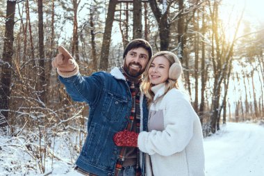 Mutluluk. Mutlu çift kış ormanlarında vakit geçiriyor ve keyifli ve heyecanlı görünüyorlar.