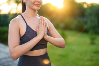 Namaste. Genç Yogini elleri namaste 'de duruyor.